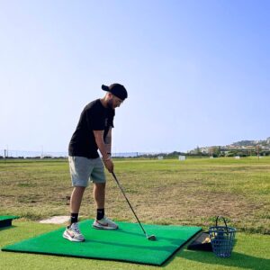 Bastien Muñez Instagram - On profite d’une heure de temps libre en ce dimanche pour se détendre… et s’essayer au golf⛳️ .. et je suis plutôt pas mal ! @garethbale11 méfie toi 😂 ! @mxime.b je te donnerai des cours !
.
#golf #swing #marseille #weekend #practice