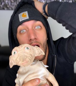 Bastien Muñez Instagram - SACRILÈGE 😱 !!! Hier soir avec Dobby on a raté Harry Potter.. J’ai beau les avoir vu 150 fois, je m’en lasse pas ! Moi qui suis de base pas fan de films fantastiques. Harry Potter c’est l’exception 😍 !
.
Y a des fans d’Harry Potter ici ? Ou d’autres sagas du genre ??
.
#Movie #film #harrypotter #dobby #moldu