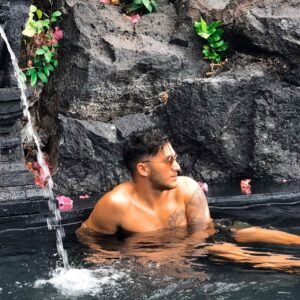 Bastien Muñez Instagram - N’oublie jamais qui t’a aidé pendant que d’autres trouvaient des excuses 🙏🏼 !
.
Bon week-end les amis ❤️ !!
.
#bali #pool #real #talk #adventure