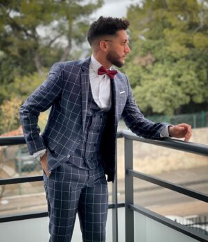 Bastien Muñez Instagram - Bon dimanche les amis ☀️ !!
Pour moi c’est gros repos après une soirée d’anniversaire mouvementée 🎂😁 !
.
Mon costume sur mesure vient de chez @suitshome ! N’hésitez pas à aller checker leur Instagram.