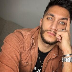 Bastien Muñez Instagram - Ne te laisse pas distraire par les gens et les événements qui n’ont aucun impact sur tes projets !
.
#mental #life #project #portraitmood #love