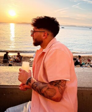 Bastien Muñez Instagram - Golden hour apparement 🌅
.
#sunset #sun #marseille #friends