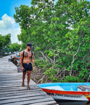 Bastien Muñez Instagram - La route fut longue jusqu’à Sian Ka’an.. mais quel kiff encore arrivé là bas 😍🌴🌿🐊🐬!
.
#mexico #nature #tulum #french #boat #jungle #aventure #binome