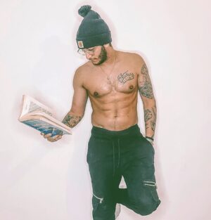 Bastien Muñez Instagram - Le confinement m’aura au moins permis de me remettre à la lecture et au sport !
Tv, sport, PlayStation, lecture, cuisine... voila mes occupations pendant ce confinement qui commence à être long.
.
Et vous les amis vous avez des idées de divertissements 🧐 ? Que faites vous pour occuper vos journées 😩?
.
#reading #book #french #storm #frenchartist