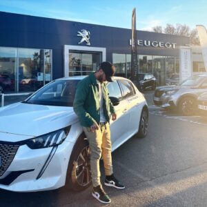 Bastien Muñez Instagram - Les amis je tenais vraiment à remercier avec ce post les équipes PSA RETAIL Marseille, Marignane, Saint Mitre les Remparts et Aubagne, l’expérience client est au rendez-vous. Je n’aurais jamais pensé être autant satisfait de conduire une voiture électrique !
En tout cas, solliciter PSA RETAIL c’est :
	⁃	Obtenir le véhicule qui vous convient avec une offre personnalisée en passant par l’essai direct du véhicule.

Passer a l’électrique c’est :
	⁃	économiser jusqu’à 1600€ par an 
	⁃	30 jours de location d’un véhicule thermique offert par an 
	⁃	Un budget entretien réduit 
	⁃	Avoir accès au ZFE (zone à faible émissions)
.
La gamme électrique est à partir de 149€/mois !!
N’hésitez pas à suivre la page @stellantismarseille et celle de @yacine_fakhrr afin de connaître les dates des Ventes Privés en fin de mois.
.
#electric #car #peugeot #france