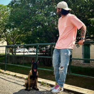 Bastien Muñez Instagram - 𝒢𝑜𝑜𝒹 𝒻𝑒𝑒𝓁𝒾𝓃𝑔 ☀️
.
#friend #dog #pink #feeling