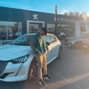 Bastien Muñez Instagram - Les amis je tenais vraiment à remercier avec ce post les équipes PSA RETAIL Marseille, Marignane, Saint Mitre les Remparts et Aubagne, l’expérience client est au rendez-vous. Je n’aurais jamais pensé être autant satisfait de conduire une voiture électrique !
En tout cas, solliciter PSA RETAIL c’est :
	⁃	Obtenir le véhicule qui vous convient avec une offre personnalisée en passant par l’essai direct du véhicule.

Passer a l’électrique c’est :
	⁃	économiser jusqu’à 1600€ par an 
	⁃	30 jours de location d’un véhicule thermique offert par an 
	⁃	Un budget entretien réduit 
	⁃	Avoir accès au ZFE (zone à faible émissions)
.
La gamme électrique est à partir de 149€/mois !!
N’hésitez pas à suivre la page @stellantismarseille et celle de @yacine_fakhrr afin de connaître les dates des Ventes Privés en fin de mois.
.
#electric #car #peugeot #france