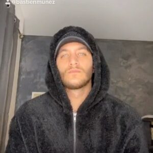 Bastien Muñez Instagram - Est ce que je m’ennuie ? Complètement ! Et vous ça se passe comment cette période les amis 💪🏼❤️ !
.
Allez je retourne m’entraîner à @tiktok y a encore du progrès à faire 😂😂 !
.

#bored #tiktok #video