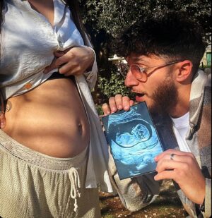 Bastien Muñez Instagram - Quand je disais que mes 30 ans allaient être une année charnière, j’en espérais pas tant 😱👶🏻😍 !!! 
.
Bon ben voilà, l’année de mes 30 ans, en plus de passer mon diplôme de coach de vie / coach professionnel. Je vais devenir papa !! Je réalise pas encore, tout arrive d’un coup. Moi qui m’étais donné pour but de faire de mes 30 ans « THE YEAR » je m’attendais pas à prendre un tel tournant sur le plan professionnel et personnel ! Cette année sera folle 🤍 !
.
QUE DU LOVE ✌🏼 !
.
#dad #daddy #happiness #baby