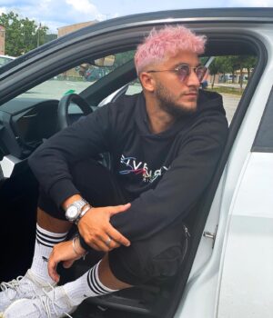 Bastien Muñez Instagram - Moi j’dois rien à personne, quand j’donne ça vient du coeur ❤️🙌🏼 !!
.
Big up a mon frero toujours au top @bluntsalon_marseille !! Pour toutes coupes / couleur / lissage n’hésitez même pas 🔥💪🏽 !
.
#french #fouiny #pink #color #lookdivo