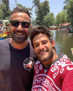 Batuhan Karacakaya Instagram - Guzel dostluklara .. selam olsun 🤚🏼