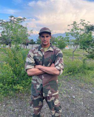 Batuhan Karacakaya Instagram - Askerliğimi Erzincan 59’uncu Havan ve Topçu Eğitim Tugay Komutanlığında yapmak nasip oldu. Bütün komutanlarimiz cok degerli ve iyi kalplilerdi. Dilerim ki Allah her daim onlarin yardimcilari olsun. Katildiklari operasyonlari yakindan dinlemek, onlardan egitim almak gurur vericiydi. Türkiye nin dort bir yanindan gelen asker arkadaslarim beni kardesleri gibi gordukleri icin ayrica mutlu oldum. Bu yolda benimle yuruyen herkese selam olsun derken yanima gelip seninleyiz diyenlere tekrardan selam olsun.🇹🇷