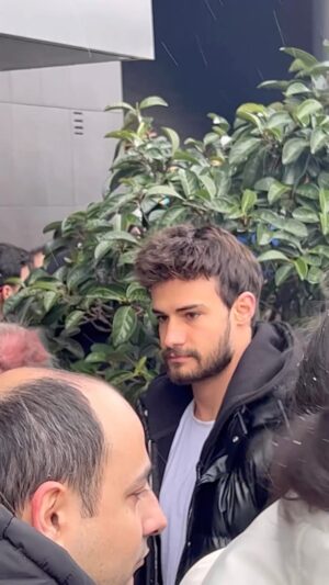 Batuhan Karacakaya Instagram - Gün birlik olma günüdür. Dayanışma günüdür. Bizim ülkemizde ateş sadece düştüğü yeri yakmaz. Hepimizin canı yanıyor. Yardımın büyüğü küçüğü olmaz. herkes ipin bir şekilde ucundan tutmalı ve eminim ki tutuyorda. Erzak malzemelerinizi belediye binalarına ve size en yakın olan yardım toplama alanlarına bırakabilirsiniz. Bu alanlarda gönüllü yardıma ihtiyaç var.Tüm ülkece yaşadığımız bu acı günleri en az zararla  atlatmak için hepimiz dua ediyoruz. #deprem #ahbap #afad
