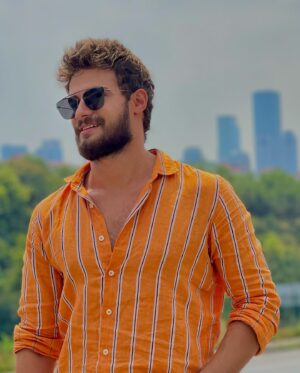 Batuhan Karacakaya Instagram - Rengimiz değişir ama … gömlek değişmez 😊
