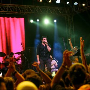 Bayhan Instagram - 28 Ağustos Çınarcık " Otostop Festivali " benim için unutulmaz bir gece. Sevenlerim ile hasrete son verdiğimiz yeni milad...
#interturkey #otostopfestivali 

Fotoğraflar @mustafakalipciogluu