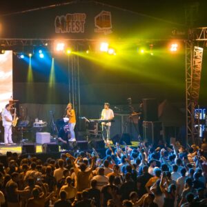 Bayhan Instagram - 28 Ağustos Çınarcık " Otostop Festivali " benim için unutulmaz bir gece. Sevenlerim ile hasrete son verdiğimiz yeni milad...
#interturkey #otostopfestivali 

Fotoğraflar @mustafakalipciogluu