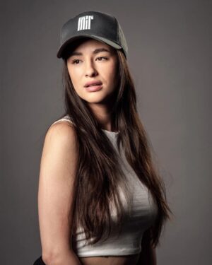 Beáta Hrnčiříková Instagram - 🧢 Novou generaci mírových kšiltovek kupujte na našem e-shopu, nebo v prodejně MírShop v Divadle Mír! ️🛒 Nezapomněli jsme ani na milovníky klasických kšiltovek se zahnutým kšiltem. Naše nové „bejsky“ jsou z kvalitnějších materiálů, mají lepší zpracování, precizněji prošívané logo, a přitom si drží oblíbený minimalistický design odkazující na tradici klasických kšiltovek sportovních týmů. 👇

▶️ eshop.divadlomir.cz ◀️

😍 A pro ty, které Bea natolik uhranula, že si ani nevšimli té kšiltovky na její hlavě, přidáváme i fotky Bertíka (pro ženy to platí opačně). Kšiltovky jsou totiž samozřejmě unisexy, díky nastavitelnému pásku sedí na skoro každé palici i paličce a skvělé ladí s našimi novými mikinami i tričky! ✅

📷 foto: Jan Lipovský / @katas.cz

#divadlomir #mirshop

#merch #merchandising #obleceni #ksiltovka #cepice #baseballcap #leto #cool #styl  #miruju #beatahrncirikova #albertcuba #tritygri #obleceni #eshop #slovensko #cesko #leto #jaro #letnikolekce #novinka #mir