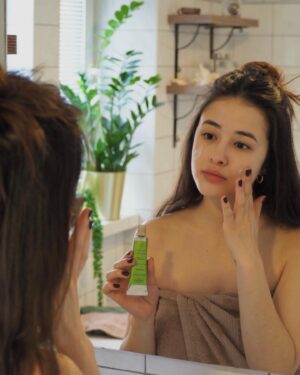 Beáta Hrnčiříková Instagram - 🌼Holky, ženy, dámy, krásky, kobry...🌼
Co se týče šminek nejsem úplně extra guru, ale na doporučení jsem vyzkoušela přírodní masky od Havlíkovy apotéky.
Tahle kosmetická, česká značka vyrábí své produkty jen z organických látek a hlavně netestuje na myších, opicích, prasátkách, hadech ani na ničem podobném.
Vyzkoušela jsem od nich 5 ranních masek, které jsou za mě top a Český krém, který je z lokálních bylinek a je na sušší typ pleti, ale funguje i jako báze pod make up.
Prodejnu v Ostravě mají otevřenou i teď přes coronatime.