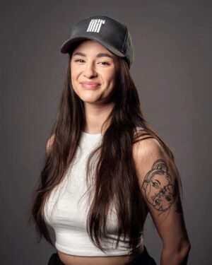 Beáta Hrnčiříková Instagram - 🧢 Novou generaci mírových kšiltovek kupujte na našem e-shopu, nebo v prodejně MírShop v Divadle Mír! ️🛒 Nezapomněli jsme ani na milovníky klasických kšiltovek se zahnutým kšiltem. Naše nové „bejsky“ jsou z kvalitnějších materiálů, mají lepší zpracování, precizněji prošívané logo, a přitom si drží oblíbený minimalistický design odkazující na tradici klasických kšiltovek sportovních týmů. 👇

▶️ eshop.divadlomir.cz ◀️

😍 A pro ty, které Bea natolik uhranula, že si ani nevšimli té kšiltovky na její hlavě, přidáváme i fotky Bertíka (pro ženy to platí opačně). Kšiltovky jsou totiž samozřejmě unisexy, díky nastavitelnému pásku sedí na skoro každé palici i paličce a skvělé ladí s našimi novými mikinami i tričky! ✅

📷 foto: Jan Lipovský / @katas.cz

#divadlomir #mirshop

#merch #merchandising #obleceni #ksiltovka #cepice #baseballcap #leto #cool #styl  #miruju #beatahrncirikova #albertcuba #tritygri #obleceni #eshop #slovensko #cesko #leto #jaro #letnikolekce #novinka #mir