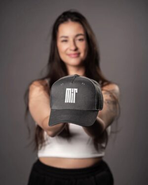 Beáta Hrnčiříková Instagram - 🧢 Novou generaci mírových kšiltovek kupujte na našem e-shopu, nebo v prodejně MírShop v Divadle Mír! ️🛒 Nezapomněli jsme ani na milovníky klasických kšiltovek se zahnutým kšiltem. Naše nové „bejsky“ jsou z kvalitnějších materiálů, mají lepší zpracování, precizněji prošívané logo, a přitom si drží oblíbený minimalistický design odkazující na tradici klasických kšiltovek sportovních týmů. 👇

▶️ eshop.divadlomir.cz ◀️

😍 A pro ty, které Bea natolik uhranula, že si ani nevšimli té kšiltovky na její hlavě, přidáváme i fotky Bertíka (pro ženy to platí opačně). Kšiltovky jsou totiž samozřejmě unisexy, díky nastavitelnému pásku sedí na skoro každé palici i paličce a skvělé ladí s našimi novými mikinami i tričky! ✅

📷 foto: Jan Lipovský / @katas.cz

#divadlomir #mirshop

#merch #merchandising #obleceni #ksiltovka #cepice #baseballcap #leto #cool #styl  #miruju #beatahrncirikova #albertcuba #tritygri #obleceni #eshop #slovensko #cesko #leto #jaro #letnikolekce #novinka #mir