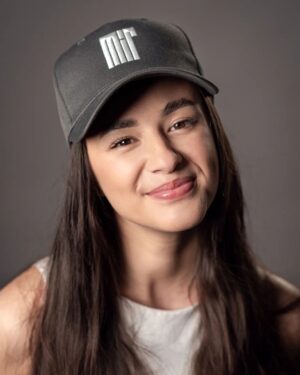 Beáta Hrnčiříková Instagram - 🧢 Novou generaci mírových kšiltovek kupujte na našem e-shopu, nebo v prodejně MírShop v Divadle Mír! ️🛒 Nezapomněli jsme ani na milovníky klasických kšiltovek se zahnutým kšiltem. Naše nové „bejsky“ jsou z kvalitnějších materiálů, mají lepší zpracování, precizněji prošívané logo, a přitom si drží oblíbený minimalistický design odkazující na tradici klasických kšiltovek sportovních týmů. 👇

▶️ eshop.divadlomir.cz ◀️

😍 A pro ty, které Bea natolik uhranula, že si ani nevšimli té kšiltovky na její hlavě, přidáváme i fotky Bertíka (pro ženy to platí opačně). Kšiltovky jsou totiž samozřejmě unisexy, díky nastavitelnému pásku sedí na skoro každé palici i paličce a skvělé ladí s našimi novými mikinami i tričky! ✅

📷 foto: Jan Lipovský / @katas.cz

#divadlomir #mirshop

#merch #merchandising #obleceni #ksiltovka #cepice #baseballcap #leto #cool #styl  #miruju #beatahrncirikova #albertcuba #tritygri #obleceni #eshop #slovensko #cesko #leto #jaro #letnikolekce #novinka #mir