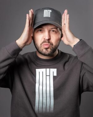 Beáta Hrnčiříková Instagram - 🧢 Novou generaci mírových kšiltovek kupujte na našem e-shopu, nebo v prodejně MírShop v Divadle Mír! ️🛒 Nezapomněli jsme ani na milovníky klasických kšiltovek se zahnutým kšiltem. Naše nové „bejsky“ jsou z kvalitnějších materiálů, mají lepší zpracování, precizněji prošívané logo, a přitom si drží oblíbený minimalistický design odkazující na tradici klasických kšiltovek sportovních týmů. 👇

▶️ eshop.divadlomir.cz ◀️

😍 A pro ty, které Bea natolik uhranula, že si ani nevšimli té kšiltovky na její hlavě, přidáváme i fotky Bertíka (pro ženy to platí opačně). Kšiltovky jsou totiž samozřejmě unisexy, díky nastavitelnému pásku sedí na skoro každé palici i paličce a skvělé ladí s našimi novými mikinami i tričky! ✅

📷 foto: Jan Lipovský / @katas.cz

#divadlomir #mirshop

#merch #merchandising #obleceni #ksiltovka #cepice #baseballcap #leto #cool #styl  #miruju #beatahrncirikova #albertcuba #tritygri #obleceni #eshop #slovensko #cesko #leto #jaro #letnikolekce #novinka #mir