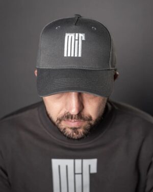 Beáta Hrnčiříková Instagram - 🧢 Novou generaci mírových kšiltovek kupujte na našem e-shopu, nebo v prodejně MírShop v Divadle Mír! ️🛒 Nezapomněli jsme ani na milovníky klasických kšiltovek se zahnutým kšiltem. Naše nové „bejsky“ jsou z kvalitnějších materiálů, mají lepší zpracování, precizněji prošívané logo, a přitom si drží oblíbený minimalistický design odkazující na tradici klasických kšiltovek sportovních týmů. 👇

▶️ eshop.divadlomir.cz ◀️

😍 A pro ty, které Bea natolik uhranula, že si ani nevšimli té kšiltovky na její hlavě, přidáváme i fotky Bertíka (pro ženy to platí opačně). Kšiltovky jsou totiž samozřejmě unisexy, díky nastavitelnému pásku sedí na skoro každé palici i paličce a skvělé ladí s našimi novými mikinami i tričky! ✅

📷 foto: Jan Lipovský / @katas.cz

#divadlomir #mirshop

#merch #merchandising #obleceni #ksiltovka #cepice #baseballcap #leto #cool #styl  #miruju #beatahrncirikova #albertcuba #tritygri #obleceni #eshop #slovensko #cesko #leto #jaro #letnikolekce #novinka #mir