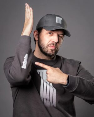 Beáta Hrnčiříková Instagram - 🧢 Novou generaci mírových kšiltovek kupujte na našem e-shopu, nebo v prodejně MírShop v Divadle Mír! ️🛒 Nezapomněli jsme ani na milovníky klasických kšiltovek se zahnutým kšiltem. Naše nové „bejsky“ jsou z kvalitnějších materiálů, mají lepší zpracování, precizněji prošívané logo, a přitom si drží oblíbený minimalistický design odkazující na tradici klasických kšiltovek sportovních týmů. 👇

▶️ eshop.divadlomir.cz ◀️

😍 A pro ty, které Bea natolik uhranula, že si ani nevšimli té kšiltovky na její hlavě, přidáváme i fotky Bertíka (pro ženy to platí opačně). Kšiltovky jsou totiž samozřejmě unisexy, díky nastavitelnému pásku sedí na skoro každé palici i paličce a skvělé ladí s našimi novými mikinami i tričky! ✅

📷 foto: Jan Lipovský / @katas.cz

#divadlomir #mirshop

#merch #merchandising #obleceni #ksiltovka #cepice #baseballcap #leto #cool #styl  #miruju #beatahrncirikova #albertcuba #tritygri #obleceni #eshop #slovensko #cesko #leto #jaro #letnikolekce #novinka #mir
