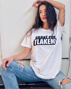 Beáta Hrnčiříková Instagram - Hodně pod tlakem!
Merch: https://eshop.divadlomir.cz/
@divadlomir 
@tritygri
Otázka za milion. Proč mám problém čumět do foťáku?