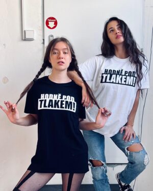 Beáta Hrnčiříková Instagram - Hodně pod tlakem!
Merch: https://eshop.divadlomir.cz/
@divadlomir 
@tritygri
Otázka za milion. Proč mám problém čumět do foťáku?
