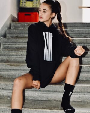Beáta Hrnčiříková Instagram - Hodně pod tlakem!
Merch: https://eshop.divadlomir.cz/
@divadlomir 
@tritygri
Otázka za milion. Proč mám problém čumět do foťáku?