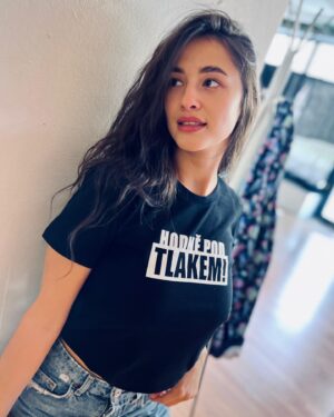Beáta Hrnčiříková Instagram - Hodně pod tlakem!
Merch: https://eshop.divadlomir.cz/
@divadlomir 
@tritygri
Otázka za milion. Proč mám problém čumět do foťáku?