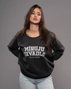 Beáta Hrnčiříková Instagram - Já a náš nový Merch🤪

https://eshop.divadlomir.cz/
📸 foto: Martin Olšar @olsarmartin
