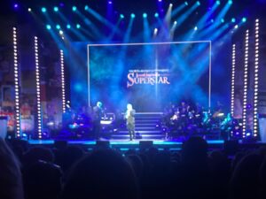 Beatie Edney Instagram - Last night we remembered #billkenwright, who my brother and I knew most of our lives, as a friend and colleague of our mother’s. @jseagrove2 honoured her partner so beautifully and we were treated to an amazing show at the Palladium, showcasing some of the 600 plays and musicals he produced. What a life, what a guy. Thank you Jenny!!! ♥️❤️♥️Also @willyoungofficial was amazing as the Emcee in Cabaret. Amazing!