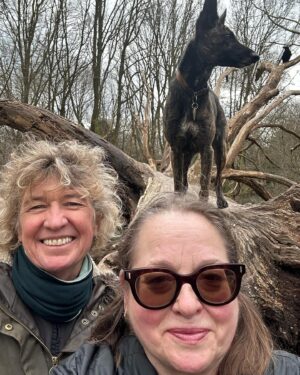 Beatie Edney Instagram - Today Button met her new best friend Rocket, for a wonderful walk on Hampstead Heath with one of my oldest school friends Doctor Annabel. She’s not on Insta. #rescuedog #rescuedogsofinstagram ♥️