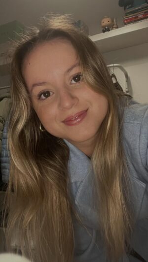 Beatriz Monteiro Instagram - eu a experimentar a nova coleção da @kikomilano e já a avisar todos para irem comprar o lipbalm da nova coleção porque MEU DEUS. Eu vou comprar vários porque descobri o meu produto favorito da vida ✨