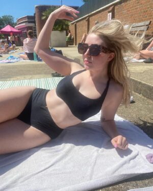 Bebe Cave Instagram - should probably learn how to swim because I’m a cancer but it’s soooooooo boring xxxxxxxxxxxxx ♋️🦀