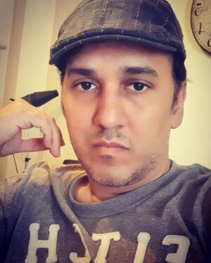 Behrouz Saffarian Instagram - ‌
وضع انسان جديد چنان شده كه بيشتر آنچه مي انديشد و مي گويد همان مطالبي است كه ديگران نيز مي انديشند و مي گويند و هنوز نمي تواند افكار بديع و تازه داشته باشد و مستقلا انديشه كند. به خود مي باليم كه در شيوه زندگي از قيد قدرت هاي بروني كه بر ما امر و نهي مي كردند آزاد شده ايم، اما از نقش قدرت هاي بي نام چون عقيده ي عمومي و آنچه «عقل سليم» يا «حس مشترك» لقب گرفته است غافليم و نمي دانيم كه مايه نفوذ اين قدرت ها در آمادگي عميقي است كه در وفق دادن خويش با انتظارات ديگران داريم و در وحشتي كه مبادا با ديگران فرق داشته باشيم. افزايش آزادي از قيد قدرت هاي بيرون چنان مفتون مان كرده است كه در برابر موانع، اجبارها
و ترس هاي درون کور شده ايم.

اریک فروم