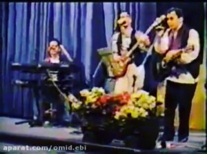 Behrouz Saffarian Instagram - حق پیشه رنجه
 مار سر گنجه 
پنجه به پنجه گشنه و دارا
اونکه بیداره دستش به کاره
حقو میگیره اخر دعوا

دستات رو شه خون که بجوشه
خلق بخروشه داره تماشا
حاضر و غایب
صادق و کاذب
شحنه و نایب
جملگی رسوا
@alishahbazii