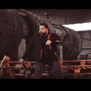 Behrouz Saffarian Instagram - ‌
از آغاز تولد در مواجه شدن با جامعه و چالشهای زندگی در حال کشتن منی از وجود شفاف و اصیل کودکانه خودمان هستیم، که این با قواعد طبیعت جهان در تضاد هست.
این اثر وصف بخشی از قتل عام اصالتِ انسان است 
رد شدن از خود شاید سنگین ترین بهایی باشد که برای چیزی که به آن پختگی میگویند باید پرداخت
و اگر پختگی چنین است به امید روزی که همه انسانها خام باقی بمانند 
همکاری همدلانه من و رضا صادقی عزیز تقدیم شما

لطفا با هدفن و یا اسپیکر اونم با صدای بلند گوش کنید😉

@rezasadeghi_official 
@adel.rouhnavaz