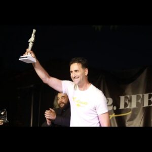 Bekir Aksoy Instagram - Bu keyifli festival ve ödül için çok teşekkür ederim.Dünyanın en güzel ve en medeni yerlerinden biri olan Selçuk'ta harika bir atmosferde çok keyifli zamanlar geçirdik. 🏆🏆🏆@filizceritoglusengel @efesselcukbel @efestiyatro