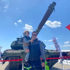 Bekir Aksoy Instagram - Harika bir gündü, teşekkür ederiz❤️ #teknofest @selcuk79 @baykartech @tei_tusas @stmdefence #kızılelma #aksungur #altay #altaytankı #hürjet #atakhelikopteri #siha #iha #türkiye #teknoloji #drone