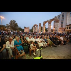 Bekir Aksoy Instagram - Bu keyifli festival ve ödül için çok teşekkür ederim.Dünyanın en güzel ve en medeni yerlerinden biri olan Selçuk'ta harika bir atmosferde çok keyifli zamanlar geçirdik. 🏆🏆🏆@filizceritoglusengel @efesselcukbel @efestiyatro