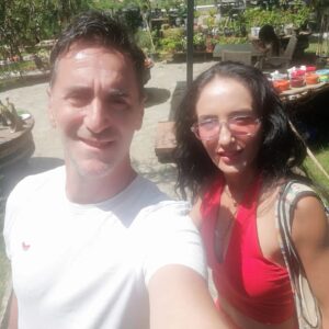 Bekir Aksoy Instagram - Bu keyifli festival ve ödül için çok teşekkür ederim.Dünyanın en güzel ve en medeni yerlerinden biri olan Selçuk'ta harika bir atmosferde çok keyifli zamanlar geçirdik. 🏆🏆🏆@filizceritoglusengel @efesselcukbel @efestiyatro