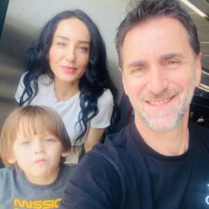 Bekir Aksoy Instagram - Bize yollar göründü 😊 Aksoy ailesi, Asil Aksoy kişisel resim sergisi için Amsterdam 'a giderken. Bekle bizi Hollanda 😊❤️ #art #painter #paintings #asilaksoy #asilaksoypaintings #instagood #instareels #instacool #family #love #aşk #sun #yağlıboya #ressam #resim #türkiye #turkishpainter