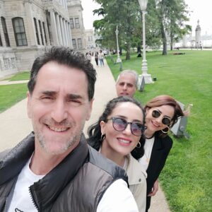Bekir Aksoy Instagram - Herkese günaydın 😊 Bugün, ülkemiz ve bu coğrafyada yaşayan bütün insanlarımız için, din, dil, ırk, mezhep ve en önemlisi düşünce farklılıklarının tam olarak eşitlik ve anlayış üzerinden yürüyeceği güzel günlerin başlangıcı olur inşallah. Seçim kazanmak ya da kaybetmek diye fanatik bir yerden bakmak yerine, umut ile hüznü ya da kırgınlık ile anlayışı bir arada yaşamayı kabul ederek  ve ülkemiz için her daim iyi şeyler düşünüp, iyi şeyler yaşayıp, yaşatarak hayatımıza çok sevdiğimiz vatanımızda barış içinde yaşayarak devam edelim.❤️ #türkiye #seçim #huzur #aile