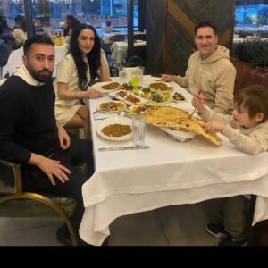 Bekir Aksoy Instagram - Dün harika bir mekandaydık hem @karkasetkebap hem de @olivehillvillage @olivehilllive 'a çok teşekkür ederiz. Biz @ferdi_argon kardeşim sayesinde kendimizi evde hissettik. 🏆