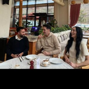 Bekir Aksoy Instagram - Dün harika bir mekandaydık hem @karkasetkebap hem de @olivehillvillage @olivehilllive 'a çok teşekkür ederiz. Biz @ferdi_argon kardeşim sayesinde kendimizi evde hissettik. 🏆
