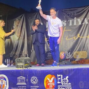 Bekir Aksoy Instagram - Bu keyifli festival ve ödül için çok teşekkür ederim.Dünyanın en güzel ve en medeni yerlerinden biri olan Selçuk'ta harika bir atmosferde çok keyifli zamanlar geçirdik. 🏆🏆🏆@filizceritoglusengel @efesselcukbel @efestiyatro