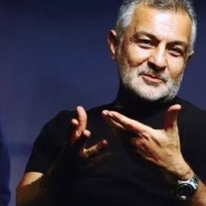 Bekir Aksoy Instagram - Yıl 1987 daha 18 yaşında Kenan abinin hem yazdığ hem de yönettiği "Bebek uykusu* oyununda çalıştım ve harika bir tiyatro insanı tanıdım. Büyük kayıp gerçekten, başımız sağolsun. #kenanışık